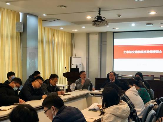 会议室里的人们
描述已自动生成