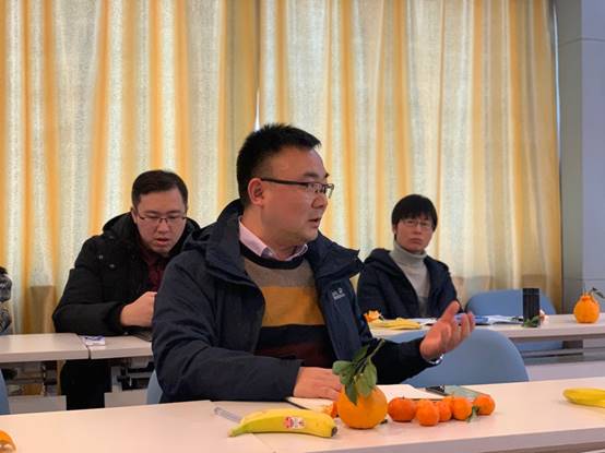 一群人坐在桌子前
描述已自动生成